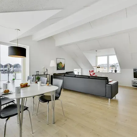 Anneka - 200m From The Sea By Interhome